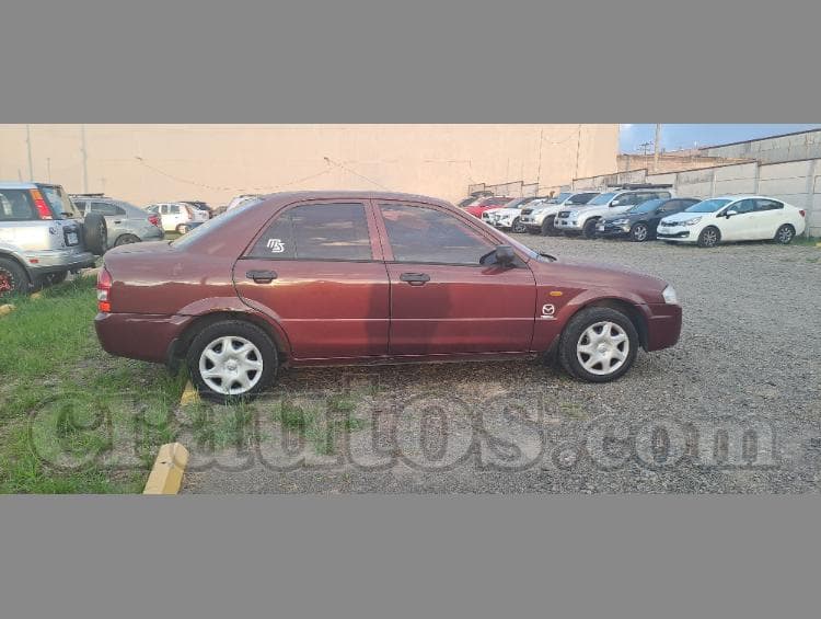 Mazda 323 1999 - foto 1